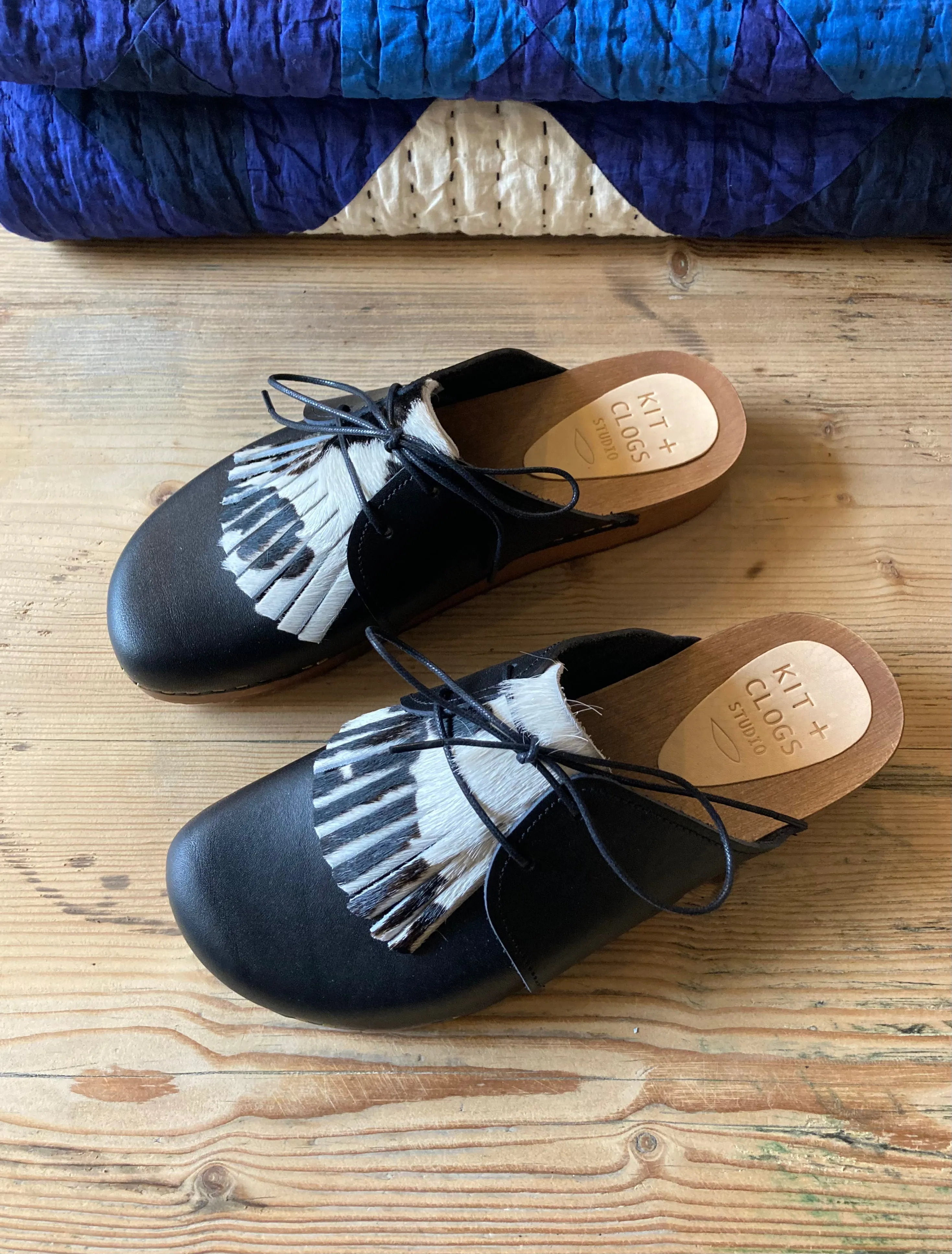 Kitty Clogs | Flex base loaf clog | Onyx / Kohud fringe