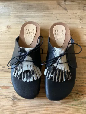Kitty Clogs | Flex base loaf clog | Onyx / Kohud fringe
