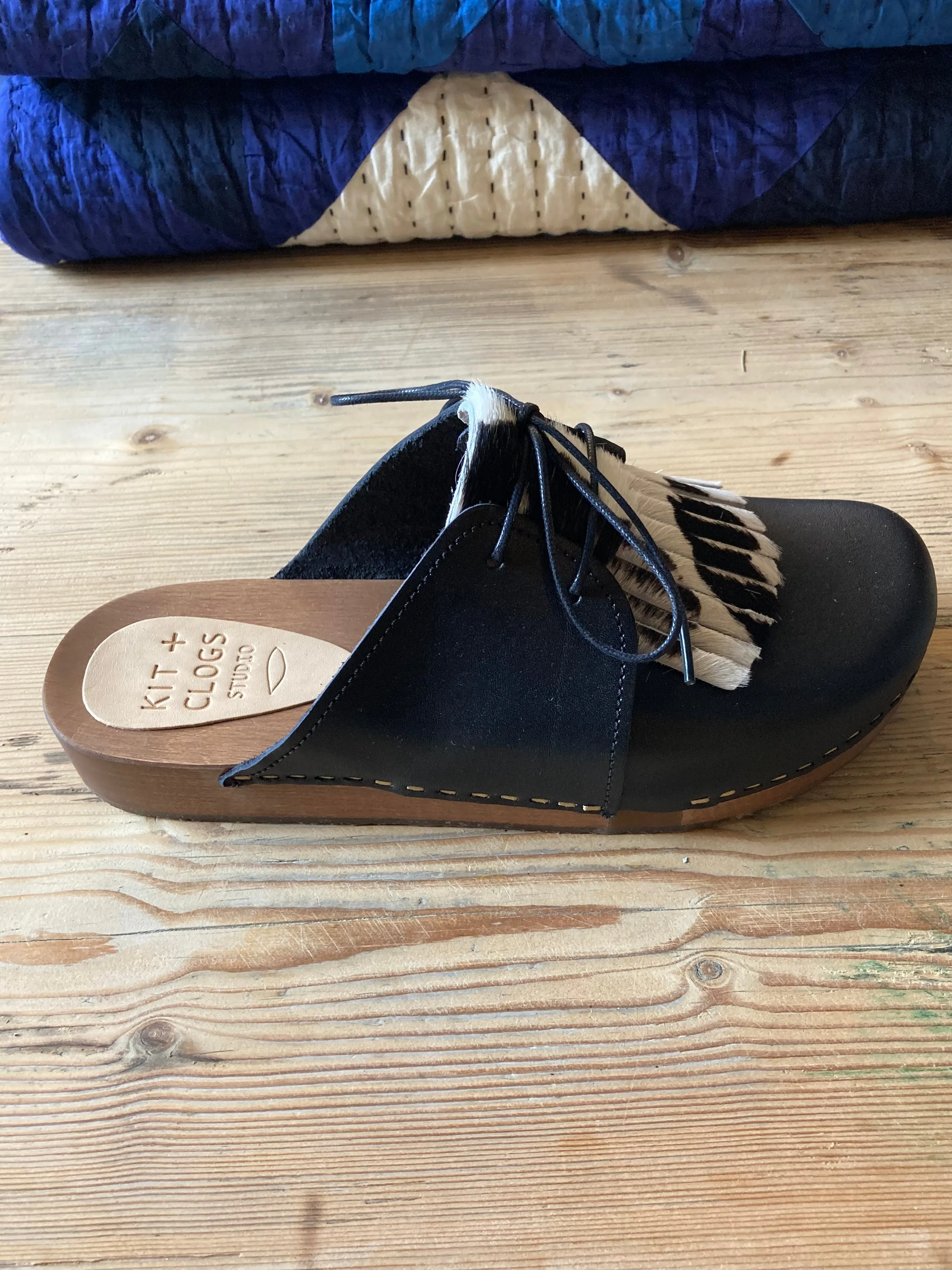 Kitty Clogs | Flex base loaf clog | Onyx / Kohud fringe